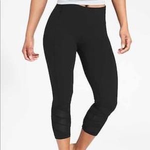Worn twice Athleta mantra Capri size small tall